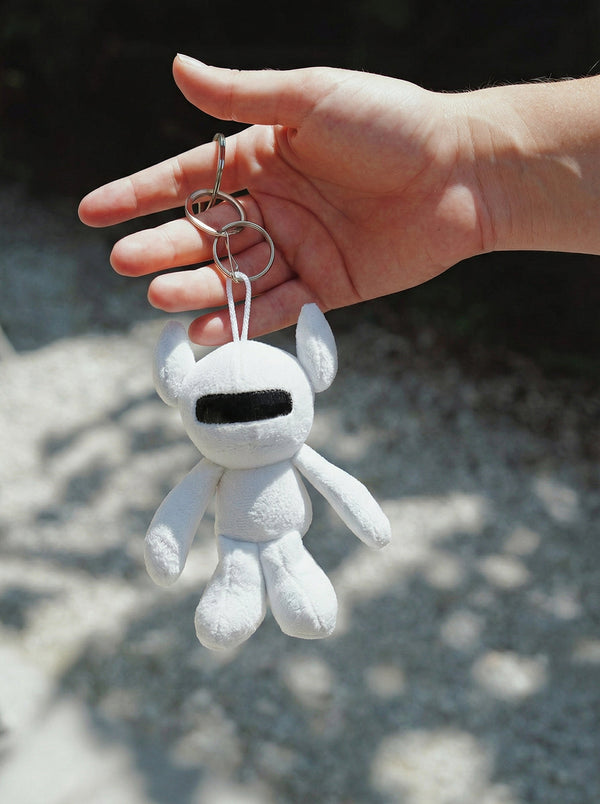 Crodie Plüschtier wird in die Luft gehalten