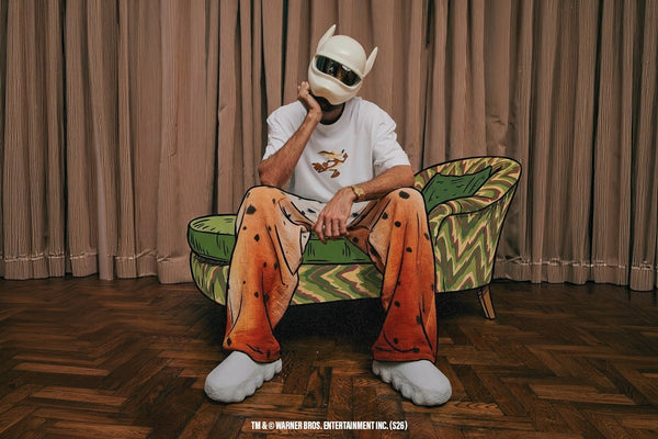 CRO sitzt auf einem Sofa mit Looney Tunes Tshirt